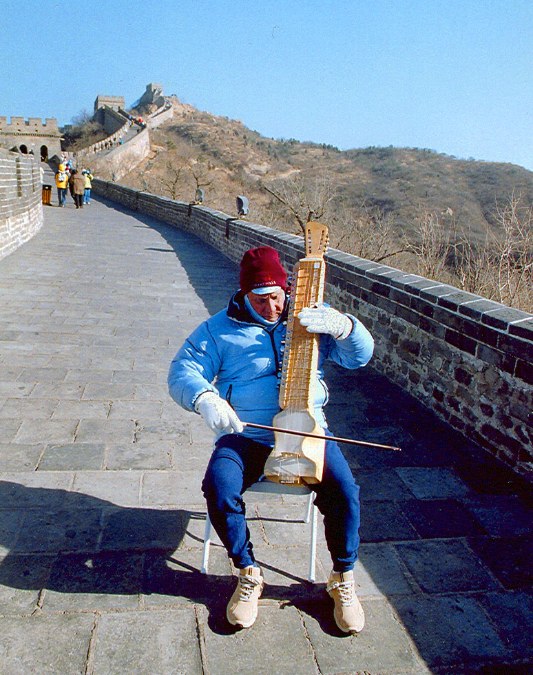 Sri-Chinmoy-playing-on-the-Chinese-Wall