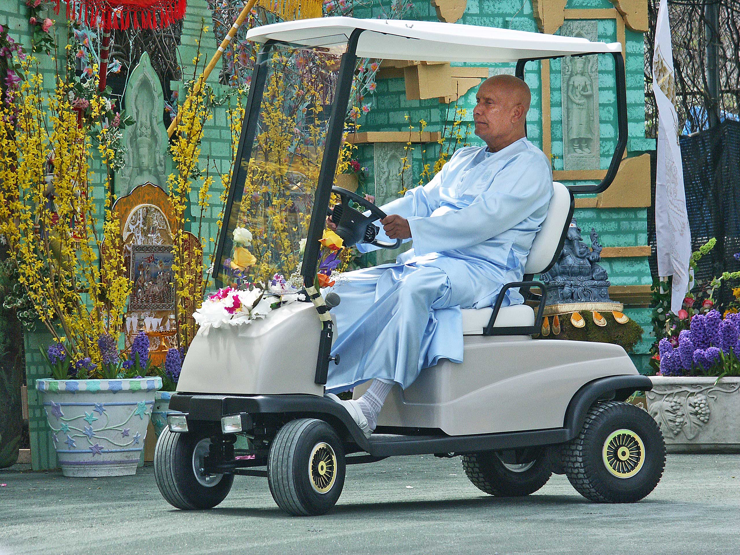 meditation-golf-cart-sri-chinmoy