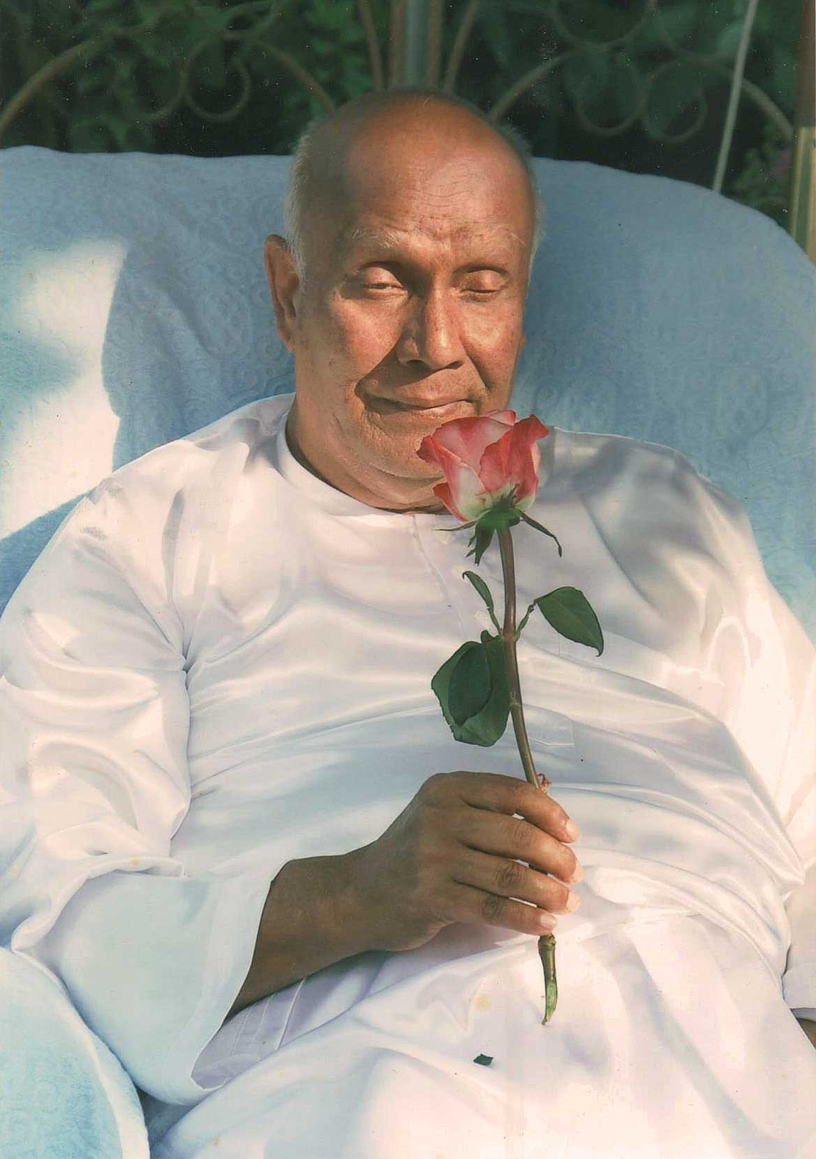 Offering-a-rose_18-August-2007-sri-chinmoy