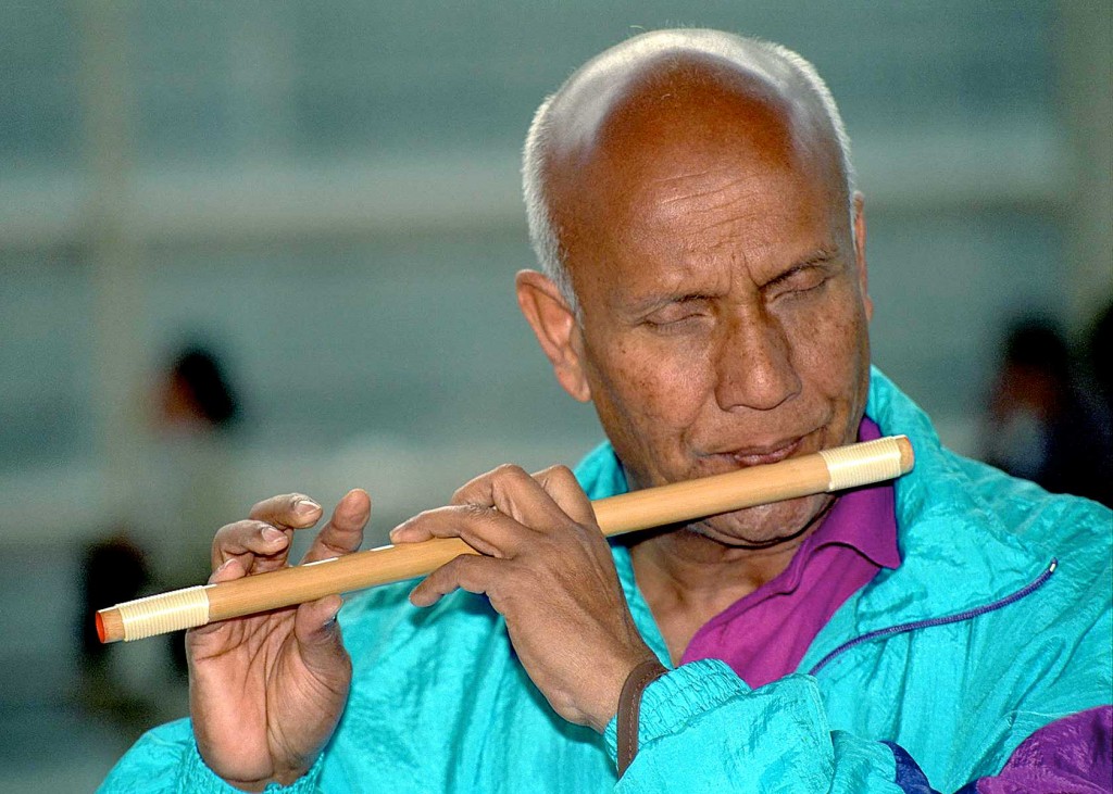 Flute Playing At Kyoto Station – SRI CHINMOY PHOTOS