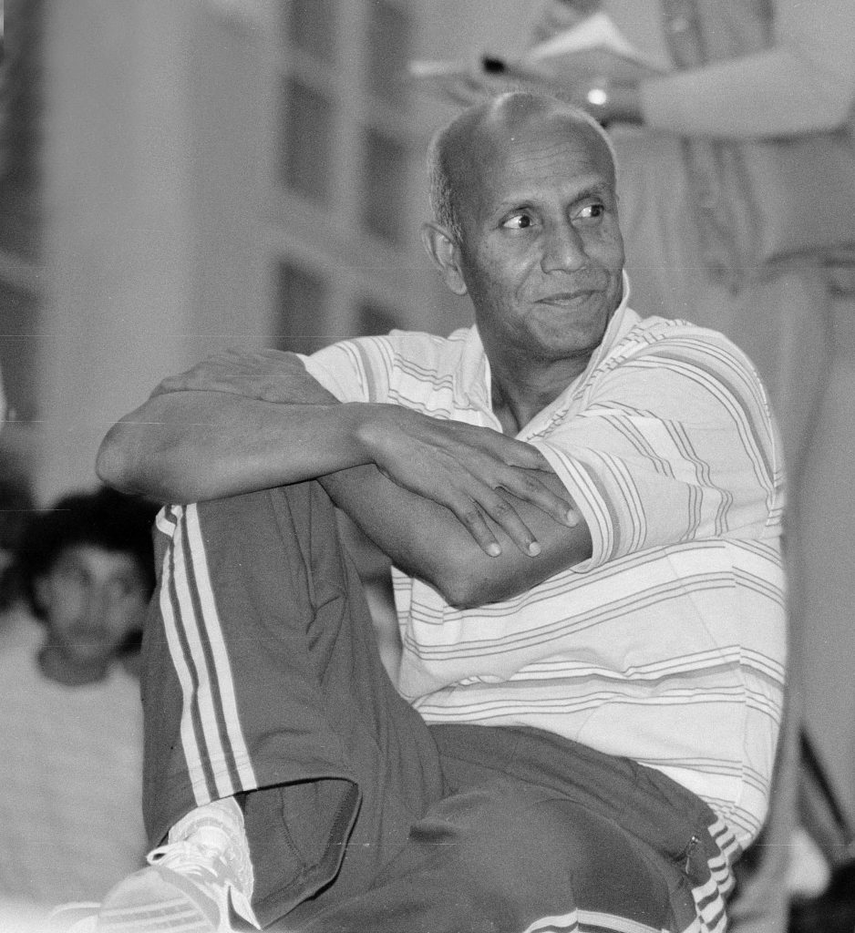 Sri Chinmoy At The IC In Zurich 1986 – SRI CHINMOY PHOTOS