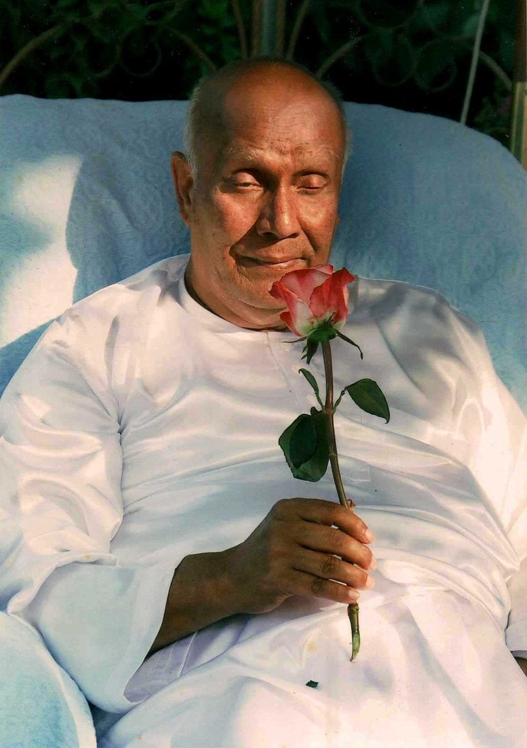 Sri Chinmoy with Rose, August 2007 – SRI CHINMOY PHOTOS